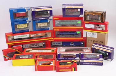 Lot 688 - 25 various mixed 00 gauge items of rolling...