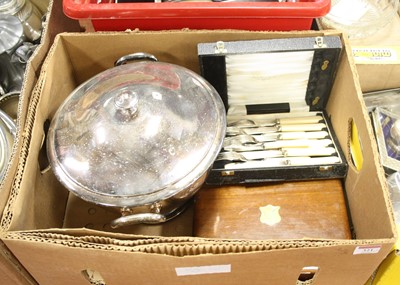 Lot 321 - Two boxes of miscellaneous metalware, to...