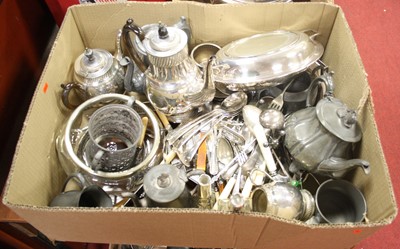 Lot 322 - A box of miscellaneous metalware, to include a...