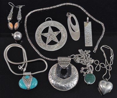 Lot 418 - Assorted contemporary silver and white metal...