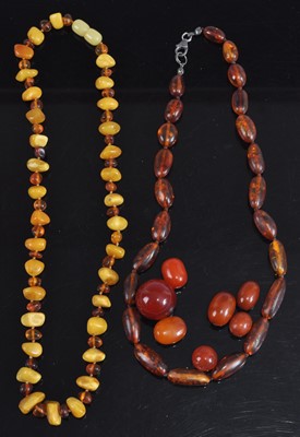 Lot 419 - An orange amber single string necklace,...