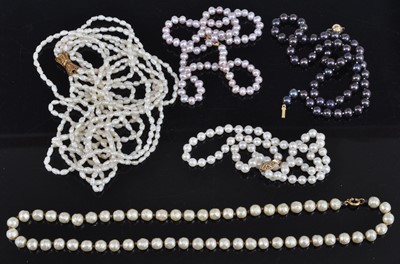 Lot 432 - A cultured pearl single knotted string choker...