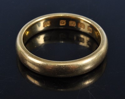 Lot 439 - A 22ct gold wedding band, 6.7g, size M