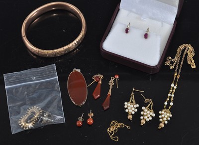 Lot 467 - Assorted costume jewellery to include ear...