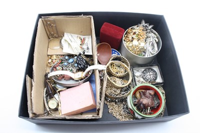 Lot 491 - A box of miscellaneous items, to include an...