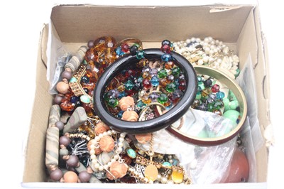 Lot 502 - A box of miscellaneous costume jewellery to...