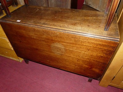 Lot 1395 - An early 19th century mahogany drop leaf...