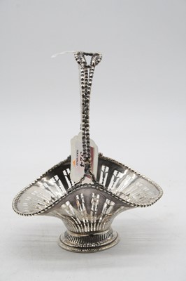 Lot 524 - A George V silver sweetmeat dish of pinched...