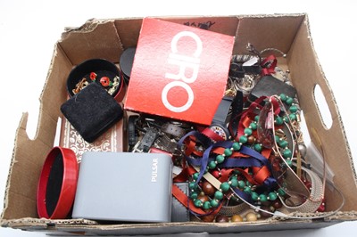 Lot 553 - A box of miscellaneous costume jewellery, to...