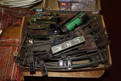 Lot 676 - A collection of 0 gauge tinplate model railway,...