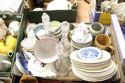 Lot 678 - A box of various glassware and ceramics, to...