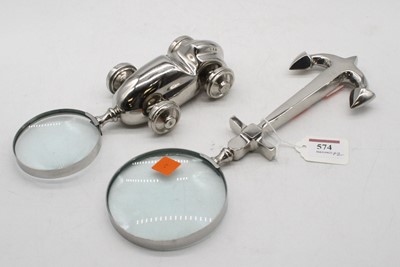 Lot 574 - A large oversize novelty magnifying glass, the...