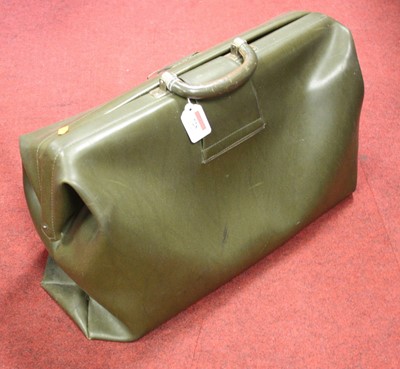 Lot 728 - A vintage green leather Gladstone-type bag