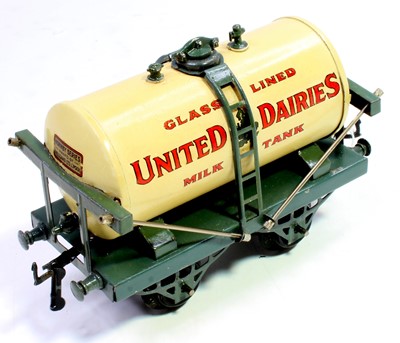 Lot 112 - Hornby 1929-30 'United Dairies' milk tank...