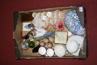 Lot 159 - A box of ceramics, to include a Lladro...