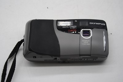 Lot 608 - A collection of cameras and accessories to...