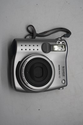 Lot 608 - A collection of cameras and accessories to...