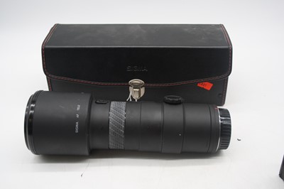 Lot 608 - A collection of cameras and accessories to...