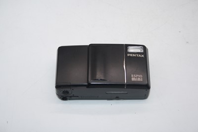 Lot 608 - A collection of cameras and accessories to...