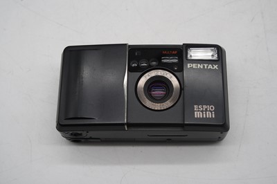 Lot 608 - A collection of cameras and accessories to...