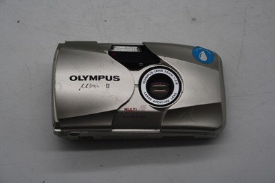 Lot 608 - A collection of cameras and accessories to...