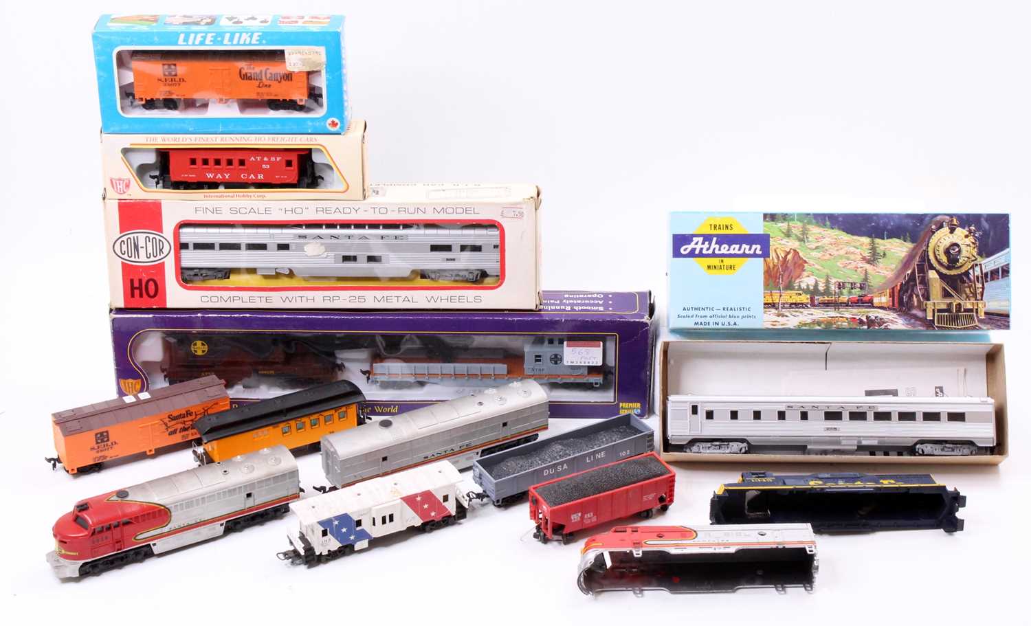 Lot 568 - ATSF (Santa Fe) H0 items - F7A and F7B powered...
