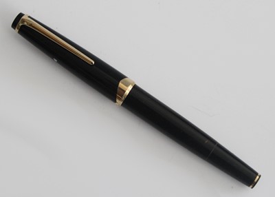 Lot 123 - A cased Montblanc Meisterstuck No.12 fountain...