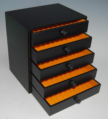 Lot 171 - A pen collectors five drawer chest, each felt...