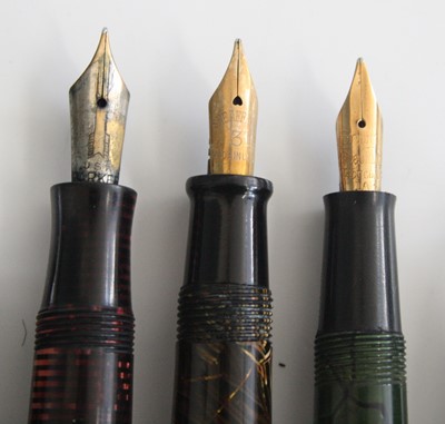 Lot 173 - Five various pens, being a Conway Stewart 15...