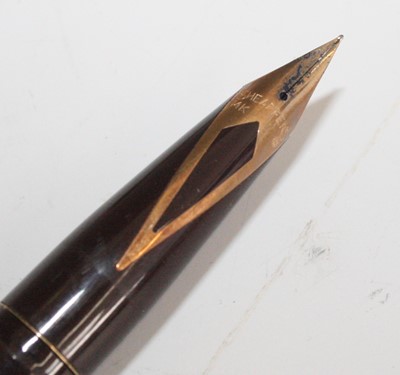 Lot 187 - A Sheaffer fountain pen desk stand, the pen in...