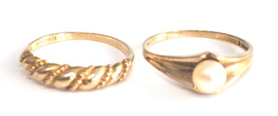 Lot 2513 - Two 9ct yellow gold dress rings, one featuring...