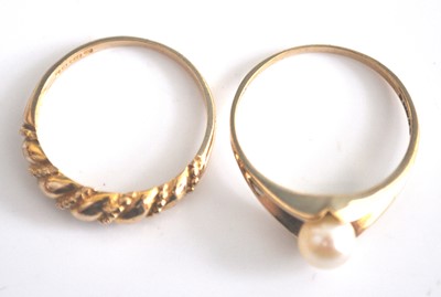 Lot 2513 - Two 9ct yellow gold dress rings, one featuring...