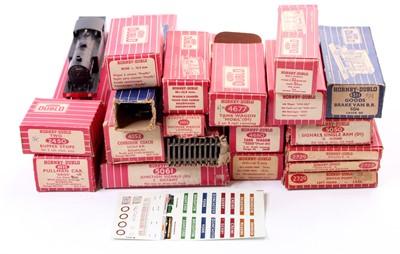 Lot 381 - One tray of various Hornby Dublo gauge...
