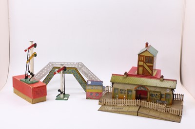 Lot 225 - Various Hornby items: ‘Winsor’ station,...