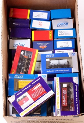 Lot 351 - 43 various boxed and 00 gauge items of rolling...