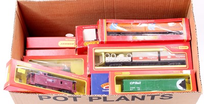 Lot 364 - 30 various boxed 00 gauge items of rolling...
