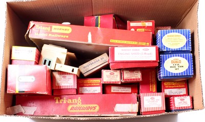 Lot 366 - A collection of various boxed 00 gauge and...