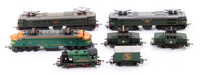 Lot 376 - A collection of loose mainly Triang and Hornby...