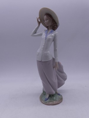 Lot 63 - A large Lladro Spanish porcelain figure of a...