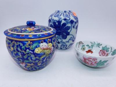 Lot 82 - A box of assorted Oriental ceramics, to...