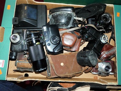 Lot 85 - A collection of cameras and equipment, to...