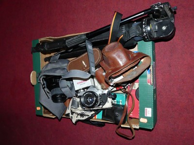 Lot 173 - A collection of assorted cameras and...