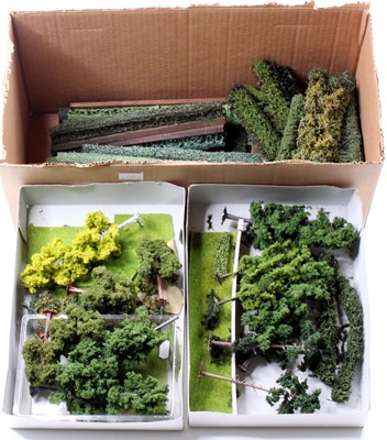 Lot 331 - Box containing: 18 repro Hornby hedges, one...