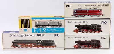 Lot 486 - A Piko H0 gauge boxed locomotive group, to...