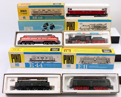 Lot 488 - A Piko H0 gauge boxed locomotive group, five...