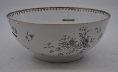 Lot 34 - An 18th century Chinese export porcelain bowl,...
