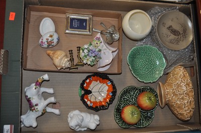 Lot 70 - A box of various ceramics to include an Art...