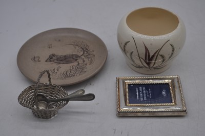 Lot 70 - A box of various ceramics to include an Art...