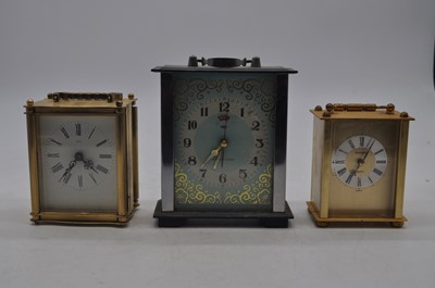 Lot 76 - A box of various vintage clocks