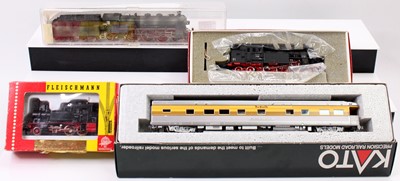 Lot 522 - Collection of HO scale boxed locomotive and...